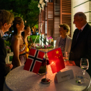 De norsk-kinesiske fiolinistene Sara og Catharina Chen holdt en liten konsert for gjestene. Foto: Tim Haukenes